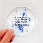 Wandteller plietsch Typo Herr Fuchs mini 10cm weiß blau Blume Wohnen plattdeutsch