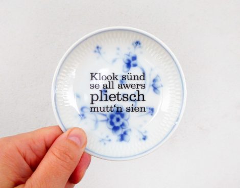 Wandteller plietsch Typo Herr Fuchs mini 10cm weiß blau Blume Wohnen plattdeutsch