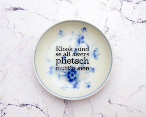 Wandteller plietsch Typo Herr Fuchs mini 10cm weiß blau Blume Wohnen plattdeutsch – Bild 2