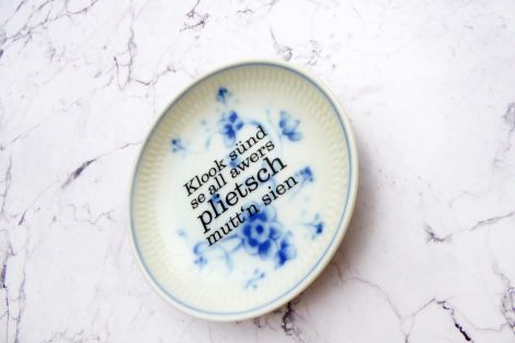 Wandteller plietsch Typo Herr Fuchs mini 10cm weiß blau Blume Wohnen plattdeutsch – Bild 3