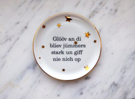 Wandteller Glööv an di Typo Herr Fuchs mini 10cm gold platt Sterne plattdeutsch – Bild 2