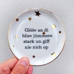 Wandteller Glööv an di Typo Herr Fuchs mini 10cm gold platt Sterne plattdeutsch