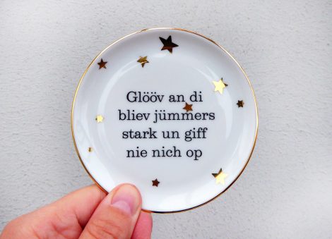 Wandteller Glööv an di Typo Herr Fuchs mini 10cm gold platt Sterne plattdeutsch
