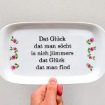 Wandteller Typo Glück vintage Herr Fuchs Teller plattdeutsch Unikat 23cm Blumen länglich