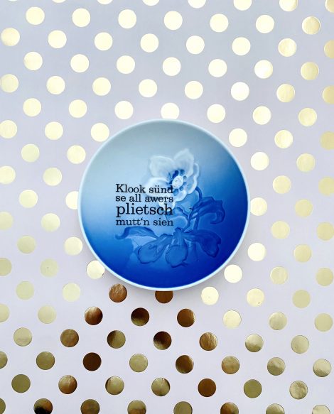 Wandteller Herr Fuchs Typo plietsch Unikat Blume Blau 10cm