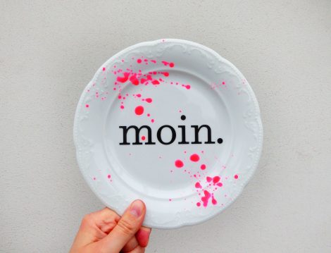 Wandteller moin. Typo Herr Fuchs 19cm neon Punkte Kleckse pink