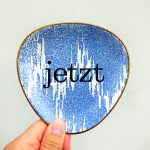 Wandteller Typo jetzt vintage Herr Fuchs mini blau/weiß/gold 11cm oval