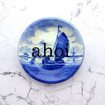 Wandteller Herr Fuchs Ahoi Typo blau mini 8cm Schiff