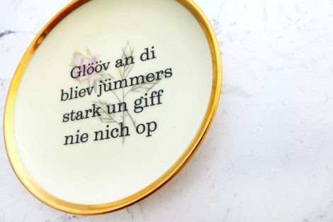 Wandteller Glööv an di Typo Herr Fuchs mini 10cm gold plattdeutsch Blumen – Bild 2