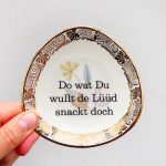 Wandteller Do wat du wullt Typo Herr Fuchs mini 10cm Grafik/ Blumen oval plattdeutsch
