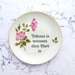 Wandteller Herr Fuchs Typo Tohuus Blumen Wohnen Unikat 19cm Goldrand rosa