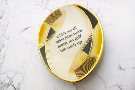 Wandteller Glööv an di Typo Herr Fuchs mini 11cm schwarz/gelb/gold plattdeutsch oval – Bild 2