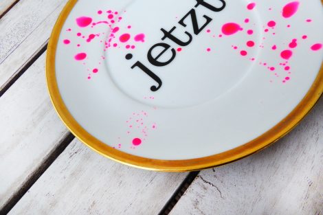 Wandteller jetzt Typo Herr Fuchs 17cm neon Punkte Kleckse pink gold – Bild 3