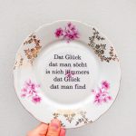 Wandteller Typo Glück vintage Herr Fuchs Teller plattdeutsch Unikat rosa/gold 19cm Blume