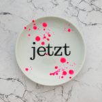 Wandteller jetzt Typo Herr Fuchs mini 12cm neon Punkte Kleckse pink