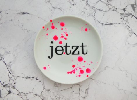 Wandteller jetzt Typo Herr Fuchs mini 12cm neon Punkte Kleckse pink