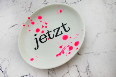 Wandteller jetzt Typo Herr Fuchs mini 12cm neon Punkte Kleckse pink – Bild 2