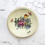 Wandteller Hol di fuchtig Typo Herr Fuchs mini 12cm Blumen plattdeutsch hellblau Gold