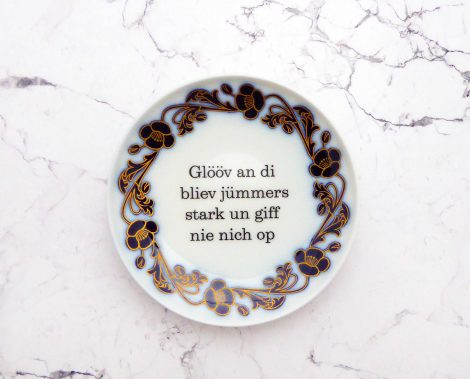 Wandteller Glööv an di Typo Herr Fuchs mini 10cm blau/gold plattdeutsch Blumen plattdeutsch – Bild 3