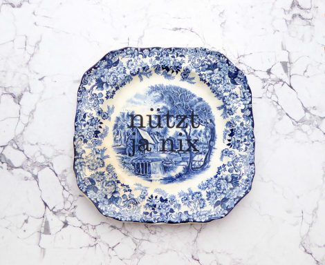 Wandteller Herr Fuchs Typo Nützt ja nix Wohnen eckig Unikat Blau 19cm Wedgwood – Bild 2