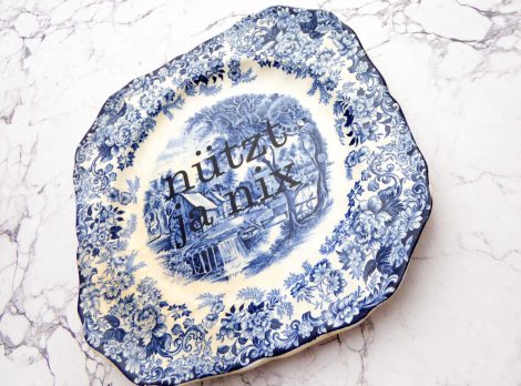 Wandteller Herr Fuchs Typo Nützt ja nix Wohnen eckig Unikat Blau 19cm Wedgwood – Bild 3