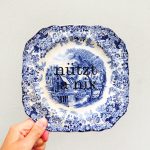 Wandteller Herr Fuchs Typo Nützt ja nix Wohnen eckig Unikat Blau 19cm Wedgwood