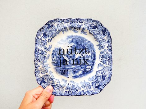 Wandteller Herr Fuchs Typo Nützt ja nix Wohnen eckig Unikat Blau 19cm Wedgwood