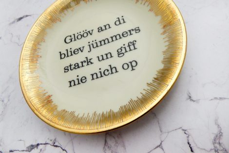 Wandteller Glööv an di Typo Herr Fuchs mini 12cm gold plattdeutsch Strahlen – Bild 3