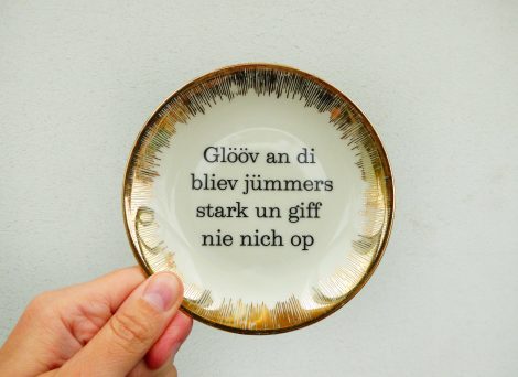 Wandteller Glööv an di Typo Herr Fuchs mini 12cm gold plattdeutsch Strahlen – Bild 2